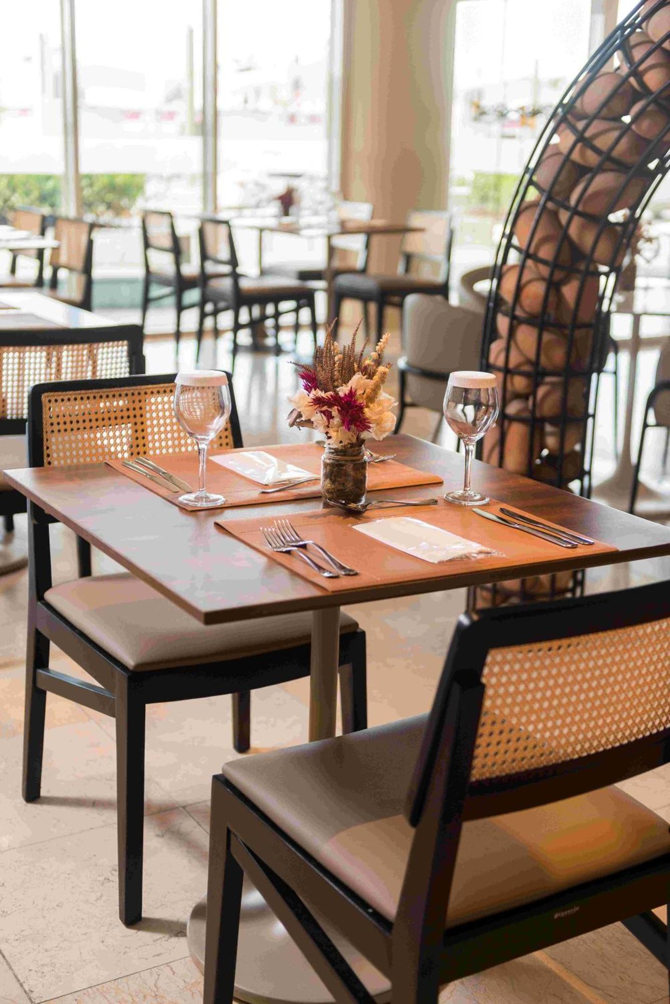 Hotel Luzeiros Fortaleza Exterior foto A table set for fine dining