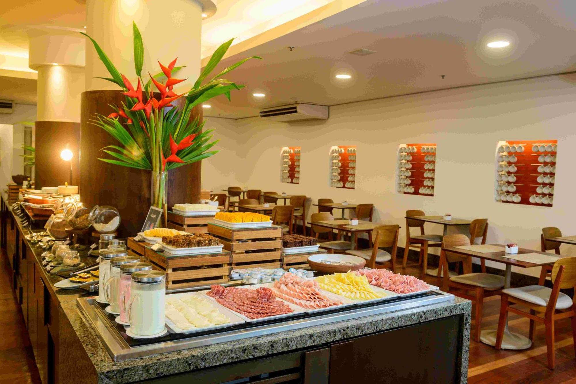 Hotel Luzeiros Fortaleza Exterior foto The buffet at the hotel