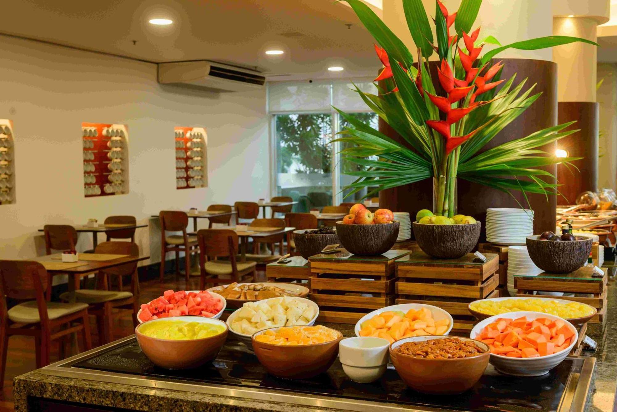 Hotel Luzeiros Fortaleza Exterior foto A buffet at a hotel